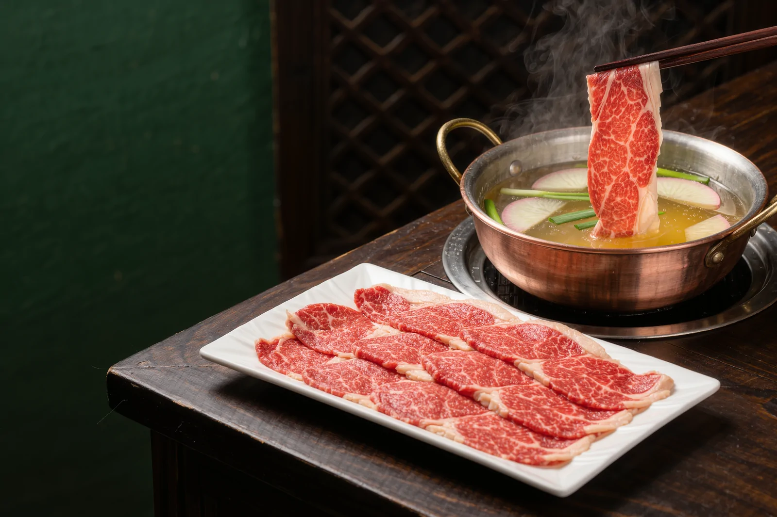 现切牛肉与火锅场景